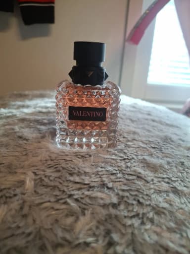 Perfume de mujer Valentino en botella de 50ml con diseño de puntos