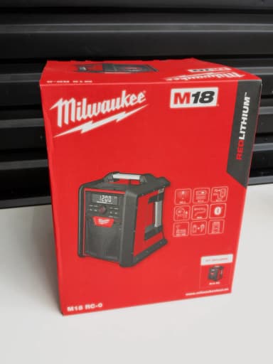 Milwaukee M18 RC-0 Baustellenradio und Ladegerät mit klarem Display