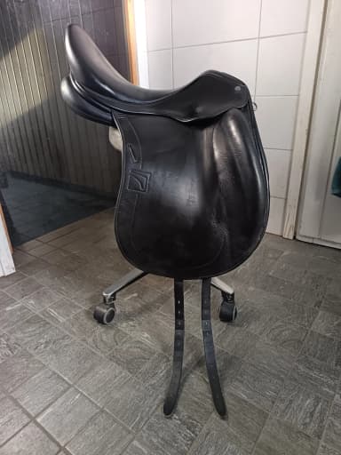 Silla Childeric DHE de 17,5 pulgadas para caballos grandes