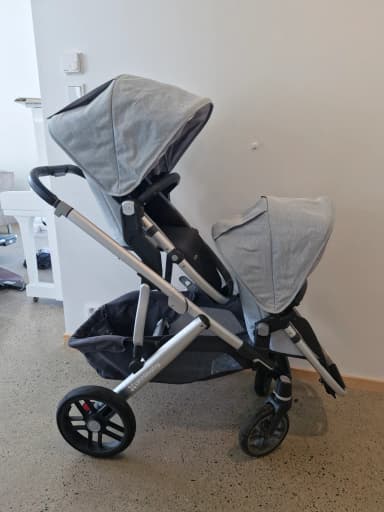 Vaaleanharmaat UPPAbaby-tuplarattaat sinertävällä sävyllä