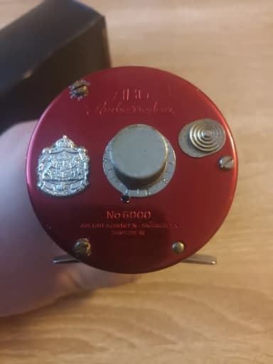Carrete giratorio ABU Ambassadeur No 6000 rojo con funda