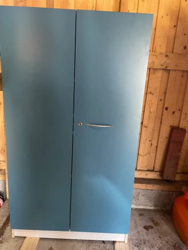Armarios de oficina de madera maciza con patas metálicas y cerraduras