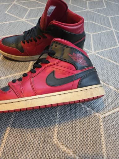 Nike Air Jordan 1 Mid Ledersneaker Größe 42,5 in Rot und Schwarz