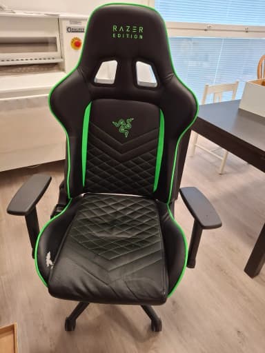 Silla gaming Razer en negro y verde con pequeña abolladura