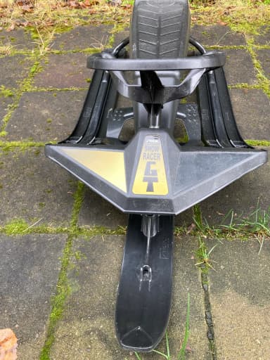 Trineo negro Stiga Racer GT con timón y esquí delantero