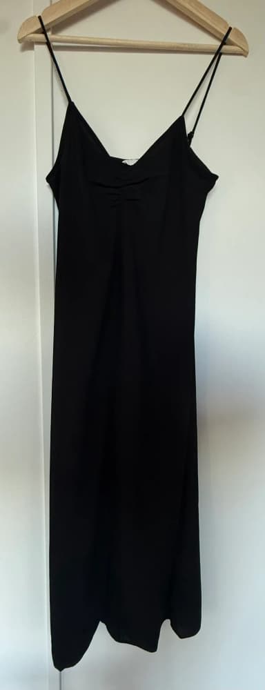 Schwarzes langes H&M Kleid mit verstellbaren Trägern und Rückenschlitz