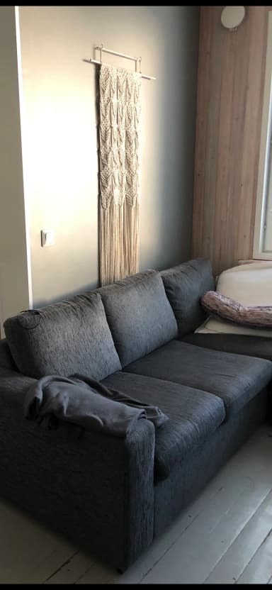 Soffa nyligen uppackad från förvaring till salu