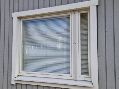weißes fensterset mit integrierten jalousien und dreifachverglasung