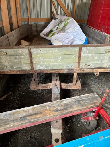 Remolque usado con laterales de madera y estructura metálica