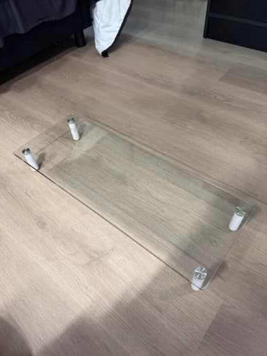 Glasmonitorställ med 56 cm bredd i gott skick