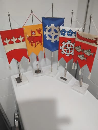 Viiden suomalaisen pöytälipun setti eri alueilta