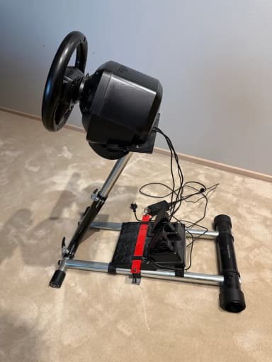 Volante y pedales Thrustmaster T128 P con soporte incluido