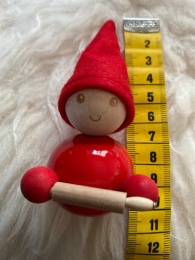 Pequeño duende navideño de madera Aarikka con sombrero de fieltro