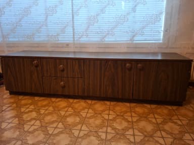 Mesa para flores en buen estado disponible en Finlandia