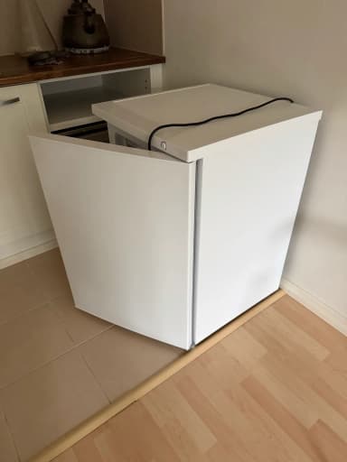 UPO inbyggd vit frys med 86 liters kapacitet
