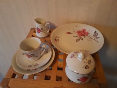 Elegantes, altes Kaffeeservice mit Tassen und Servierteilen