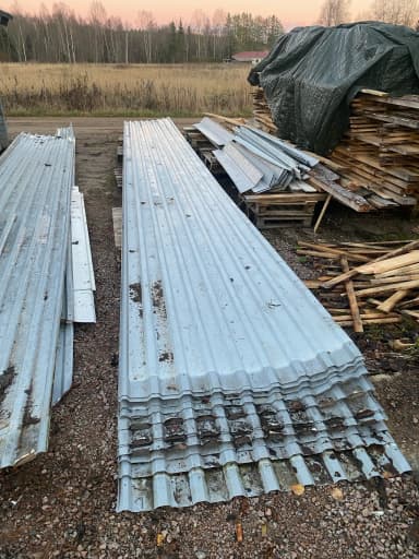 Grå korrugerade takplåtar, 8 meter långa