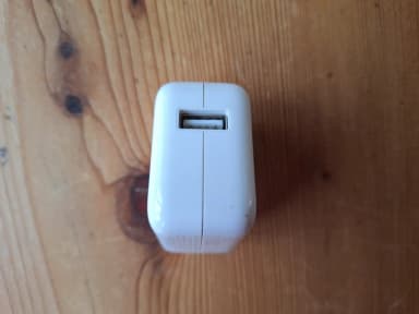 Weißes Apple USB-Netzteil mit abnehmbarem Stecker