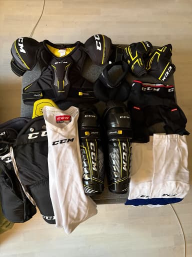 Equipo de hockey sobre hielo junior con protecciones