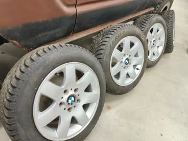 Llantas BMW Style 45 5x120 con neumáticos Pirelli con clavos 205/55R16