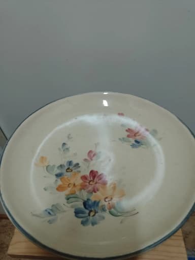 Plato de pared grande de Kupittaan Savi con diseño floral pintado a mano
