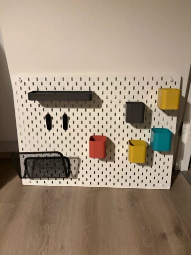 Tablero de almacenamiento Ikea Skådis con marcas de bolígrafo 56x76cm