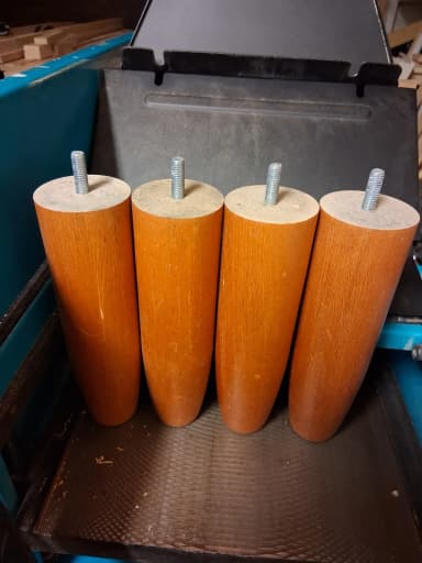 4 kpl koivuisia kalustejalkoja, korkeus 20 cm
