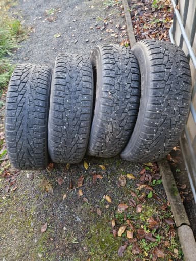 Neumáticos con clavos Nordman 7 SUV 215 70 R16 en buen estado