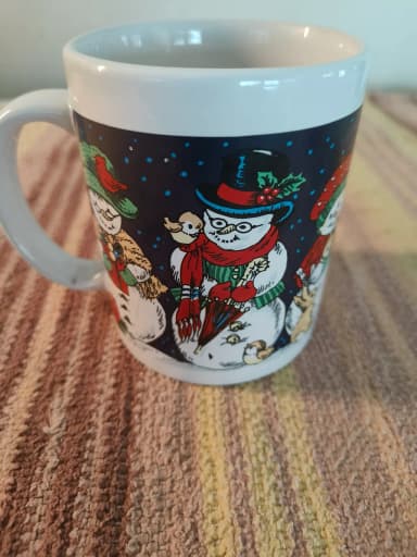 Taza de invierno con diseño de muñeco de nieve