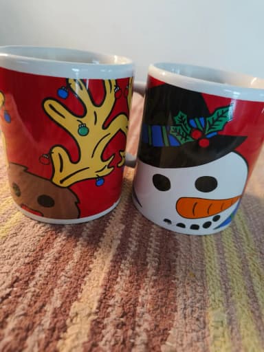 Dos tazas navideñas con muñeco de nieve y reno
