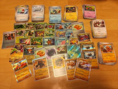 Laaja kokoelma Pokémon-kortteja, mukana erikoisempia