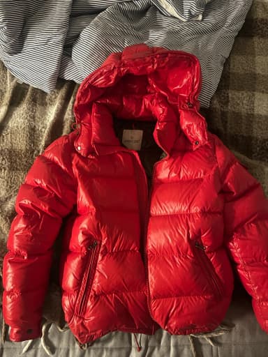 Moncler Maya takki koko L myynnissä