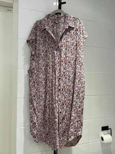 XL blomstrete viscosedagkjole med knapper og krage