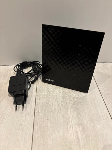 Asus RT-N56U Router mit mehreren Ethernet- und USB-Anschlüssen