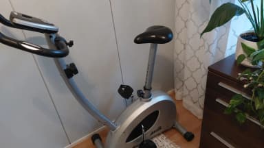 Bicicleta estática Avia con asiento y pedales ajustables