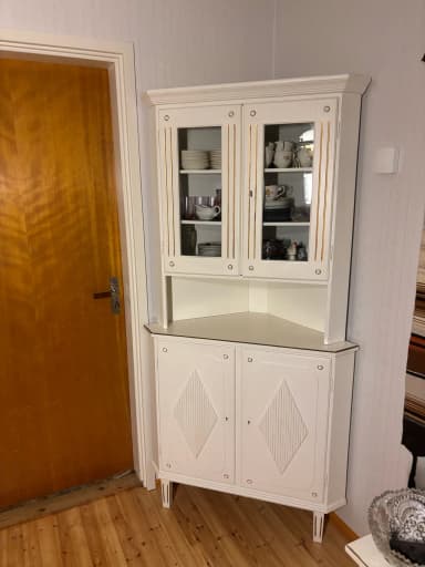 Vitrina de esquina estilo costero con puertas de vidrio