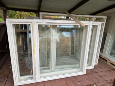Set aus sieben kompakten Holz-Aluminium- und großen Fenstern
