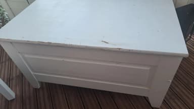 Arcón de pino pintado de blanco con pequeños daños en la tapa