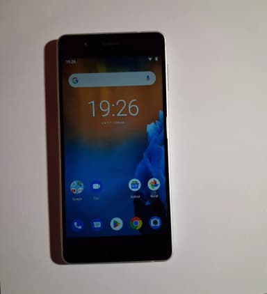 Nokia 5 Handy mit Schutzhülle und Ladekabel