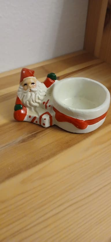 vintage joulukoristeiden kokoelma, jossa joulupukki ja kynttilänjalat