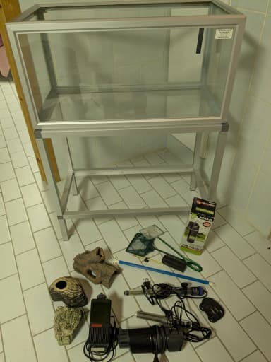 Acuario con soporte, lámpara, estante de vidrio y accesorios
