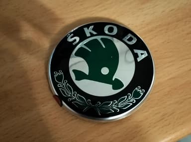 Emblema Skoda sin usar de 80 mm de diámetro