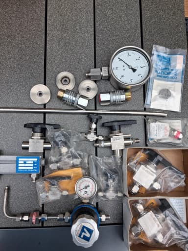 Set aus Edelstahlventilen und Armaturen mit Kugel- und Nadelventilen