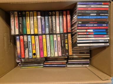 Noin 100 CD-levyn ja 30 kasetin kokoelma eri musiikkityylejä