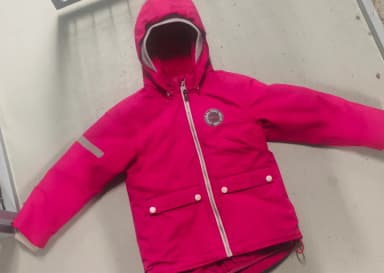 Reima rosa jakke med avtakbar hette for vinter og vår