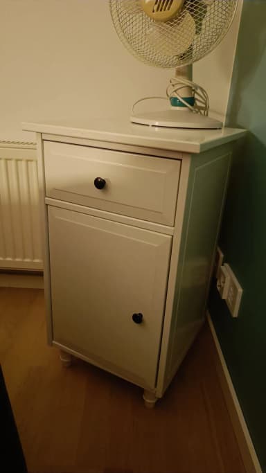 Mesita de noche blanca Ikea Hemnes en buen estado