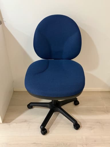 Silla de trabajo azul con ajuste de altura y tapizado de tela