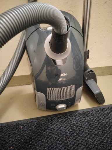 Kompakter Miele S4280 Staubsauger mit mehreren Leistungsstufen