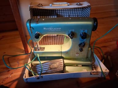 Máquina de coser automática Husqvarna verde con estuche