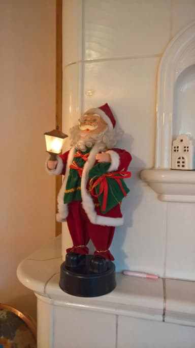 Figura de Papá Noel sentado con linterna y música navideña, 42 cm